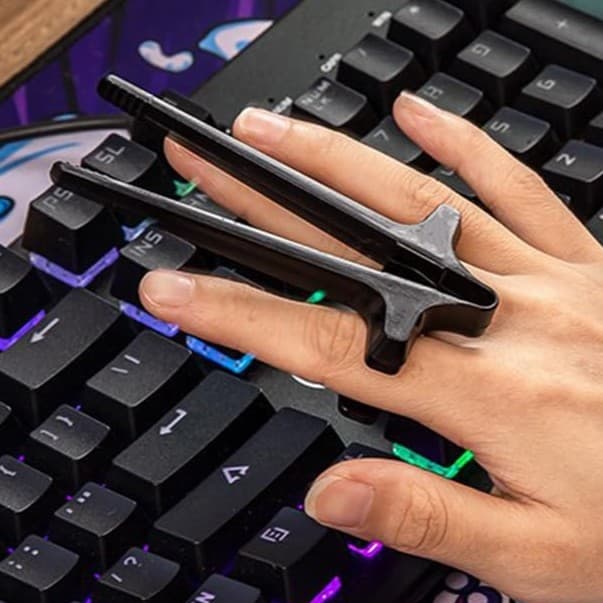 The €4 “finger chopsticks” that secretly became my best gaming accessory