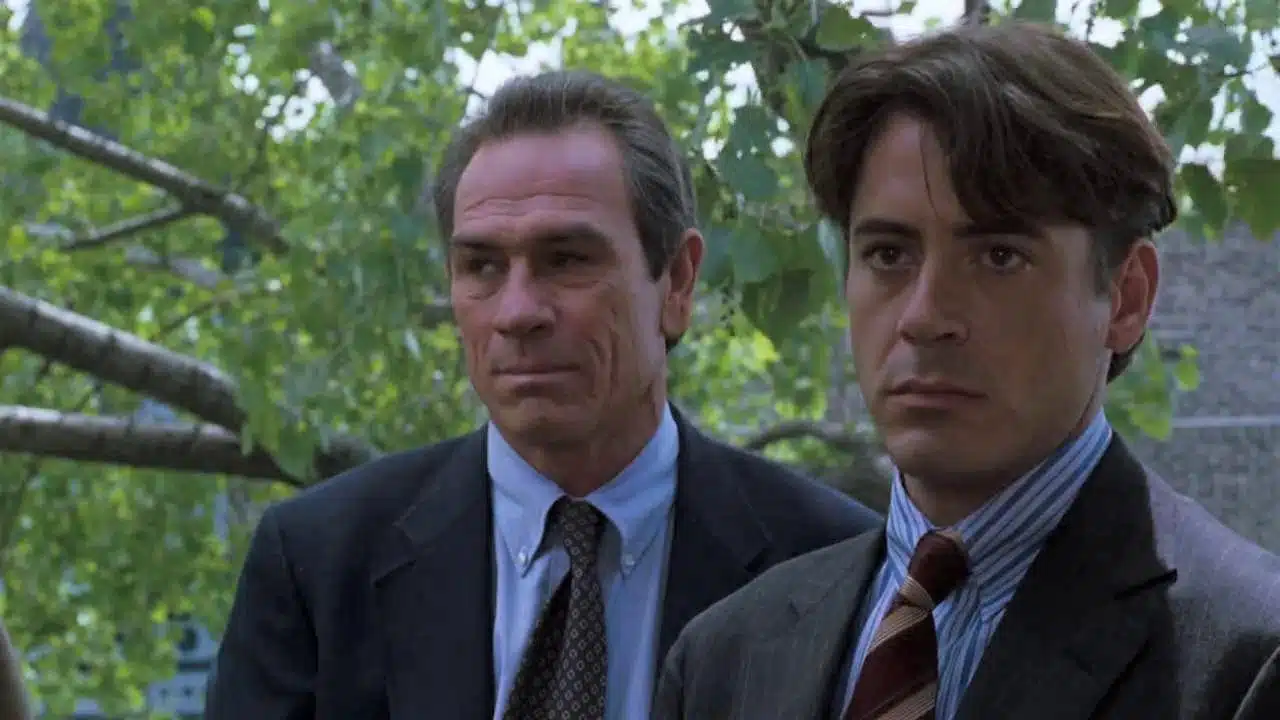 Tommy Lee Jones and Robert Downey Jr in US Marshals, a movie needs a sequel